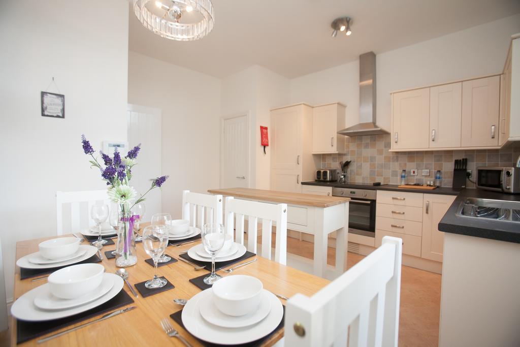 Apartment Comfortable Town Centre Apartments, Free Parking, Sleeps Up To 8