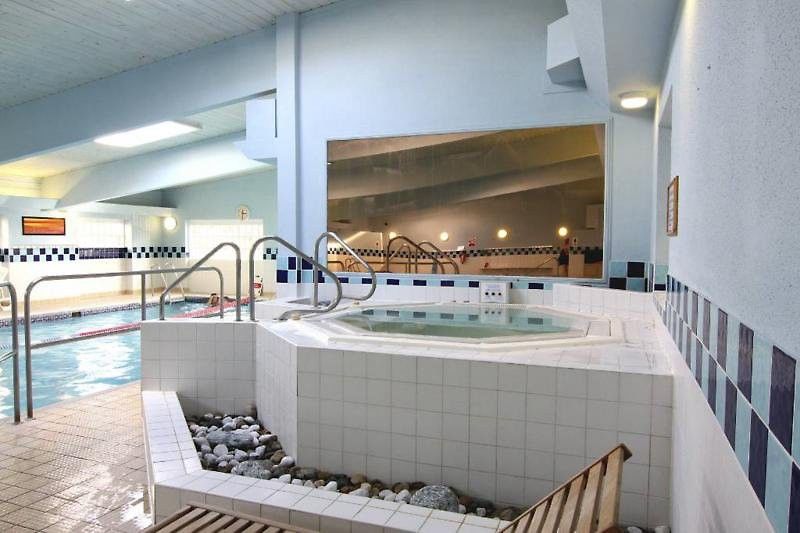 South Marston And Leisure Club Hotel