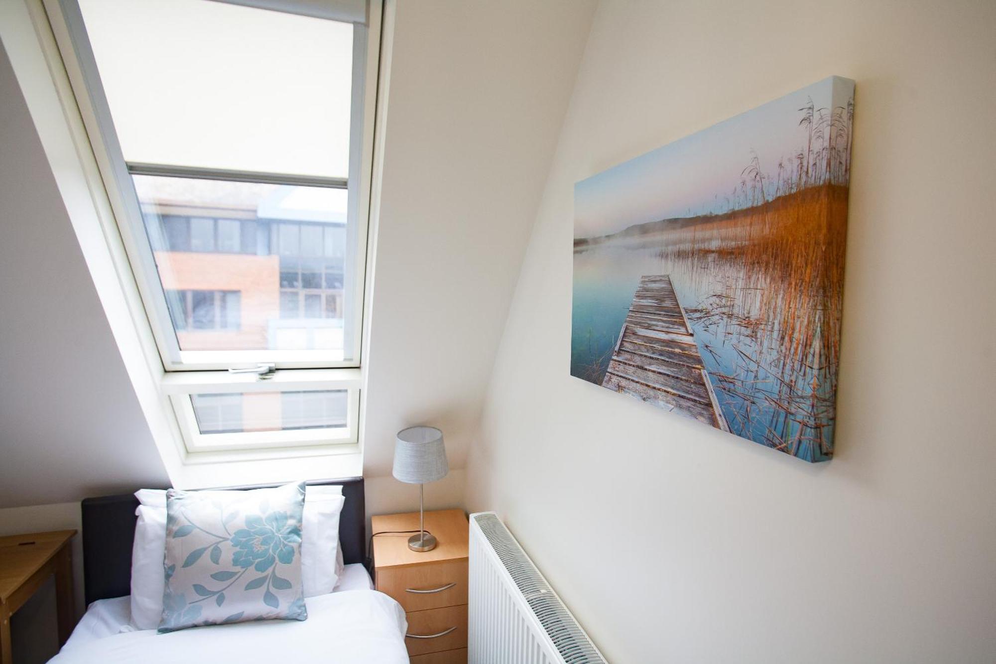 Apartment Comfortable Town Centre Apartments, Free Parking, Sleeps Up To 8 *