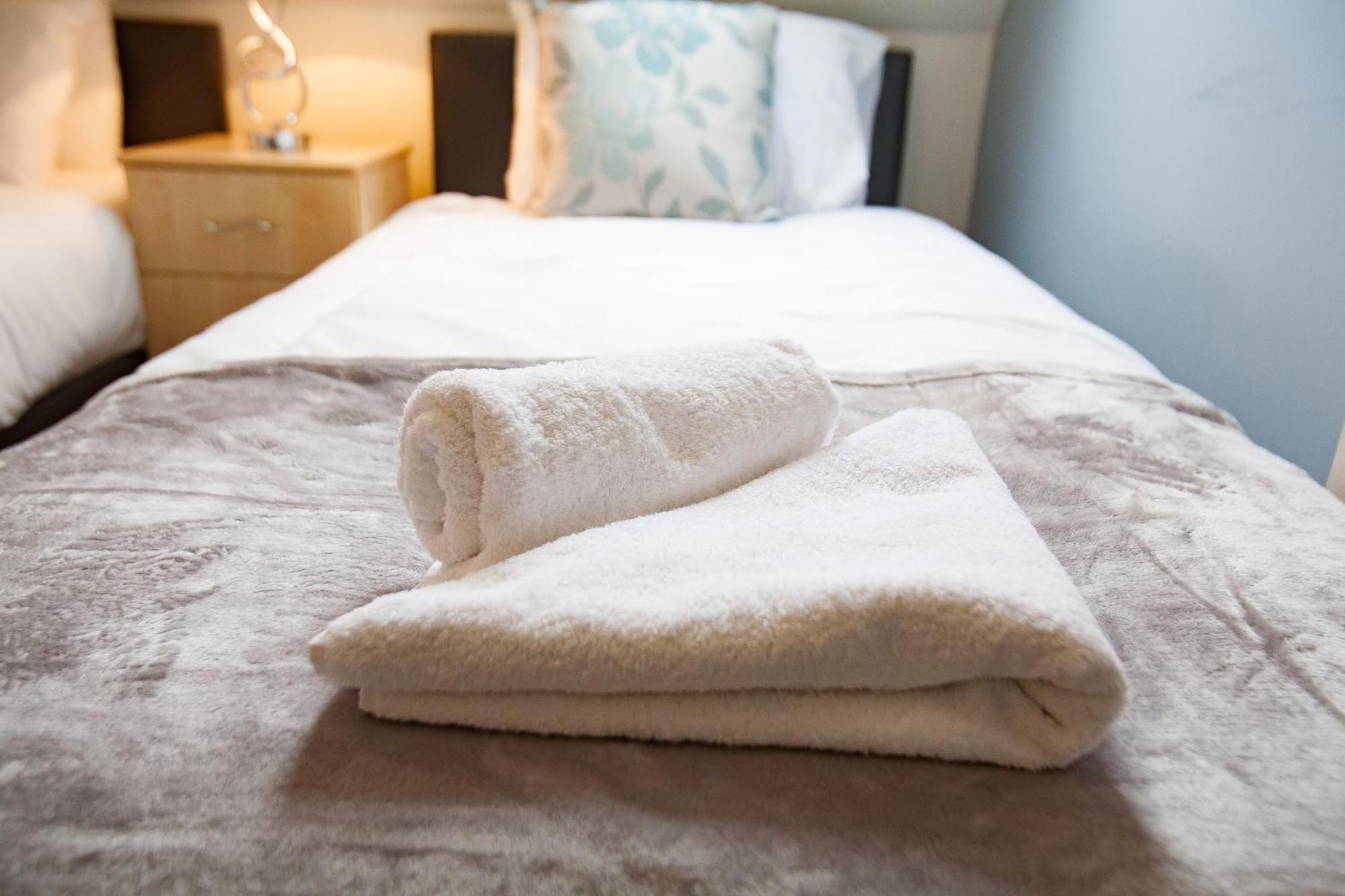Comfortable Town Centre Apartments, Free Parking, Sleeps Up To 8 Apartment Swindon