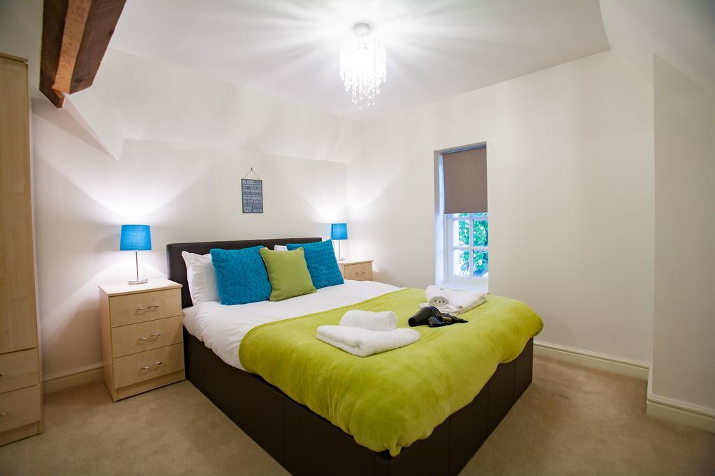 Comfortable Town Centre Apartments, Free Parking, Sleeps Up To 8 Swindon