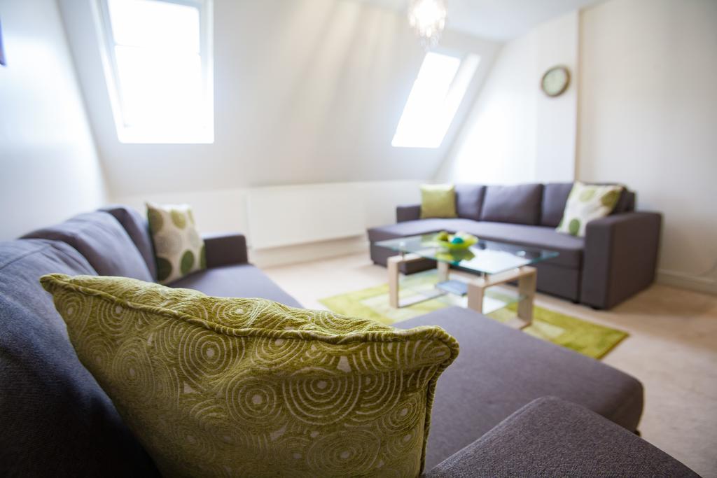 Comfortable Town Centre Apartments, Free Parking, Sleeps Up To 8 *