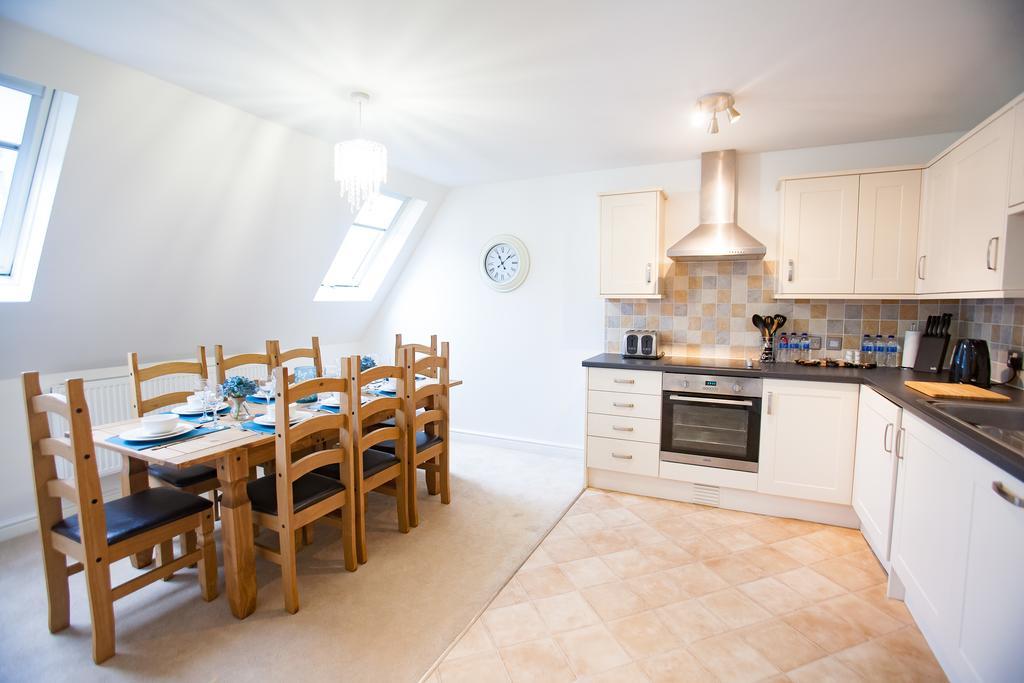 Apartment Comfortable Town Centre Apartments, Free Parking, Sleeps Up To 8 Swindon