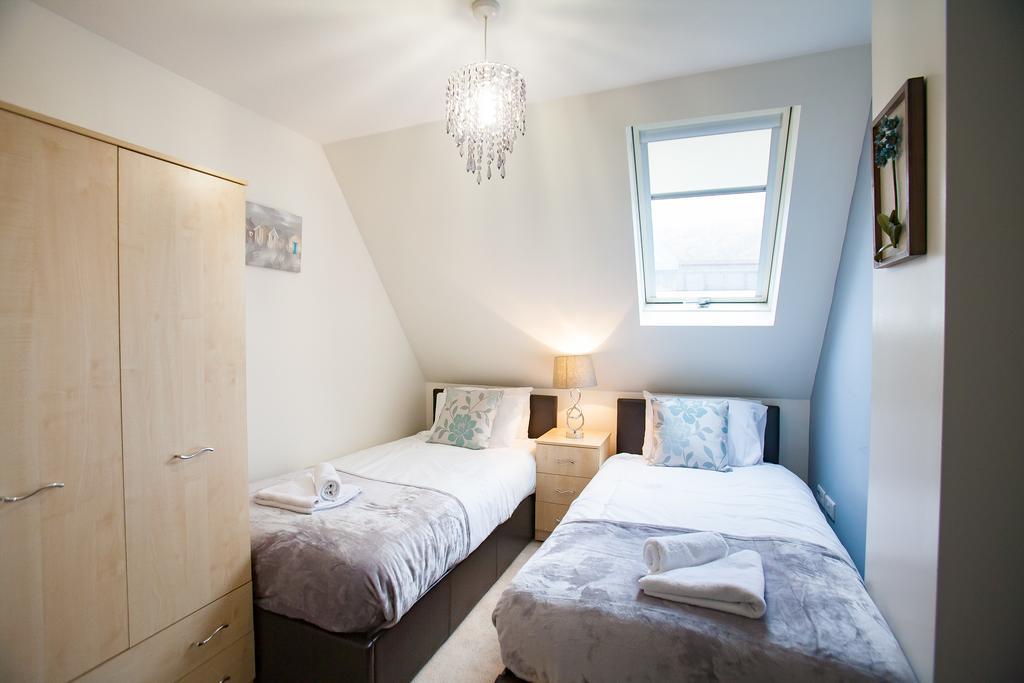 Comfortable Town Centre Apartments, Free Parking, Sleeps Up To 8 Apartment Swindon
