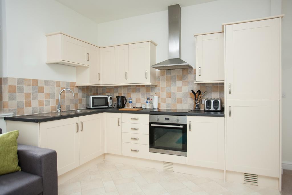 Apartment Comfortable Town Centre Apartments, Free Parking, Sleeps Up To 8 Swindon