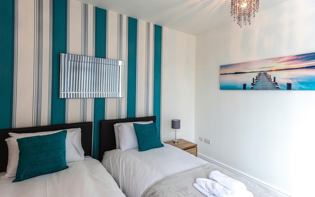 Comfortable Town Centre Apartments, Free Parking, Sleeps Up To 8 Apartment