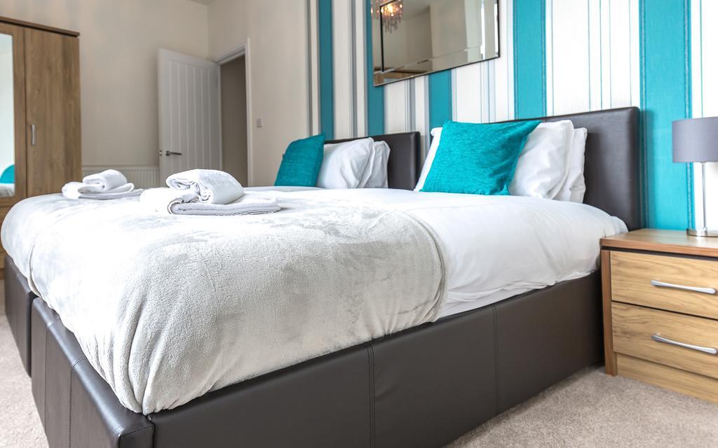 Comfortable Town Centre Apartments, Free Parking, Sleeps Up To 8 *