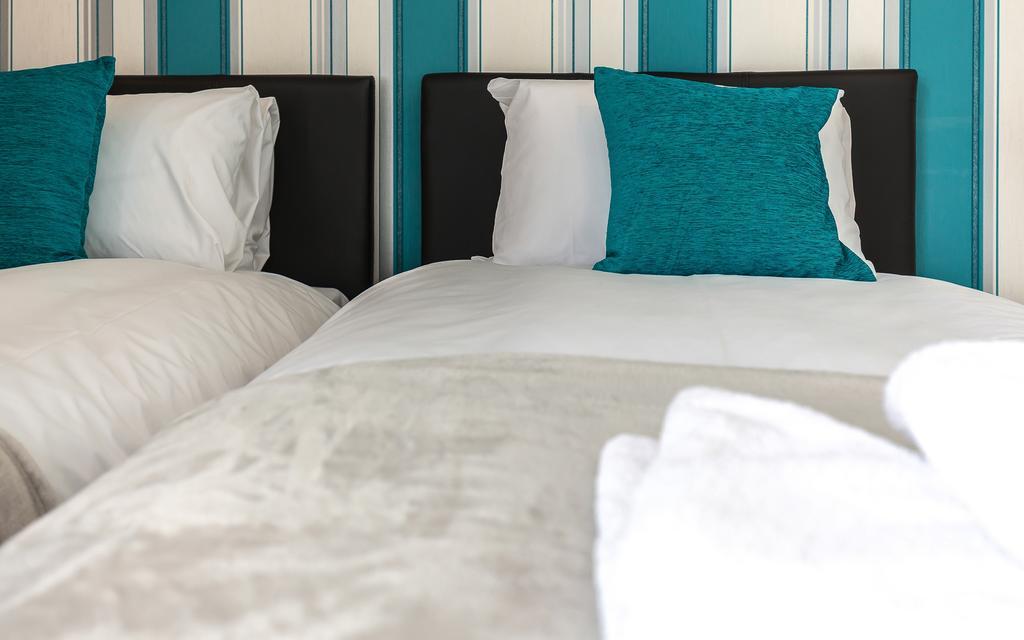 Comfortable Town Centre Apartments, Free Parking, Sleeps Up To 8 Apartment Swindon