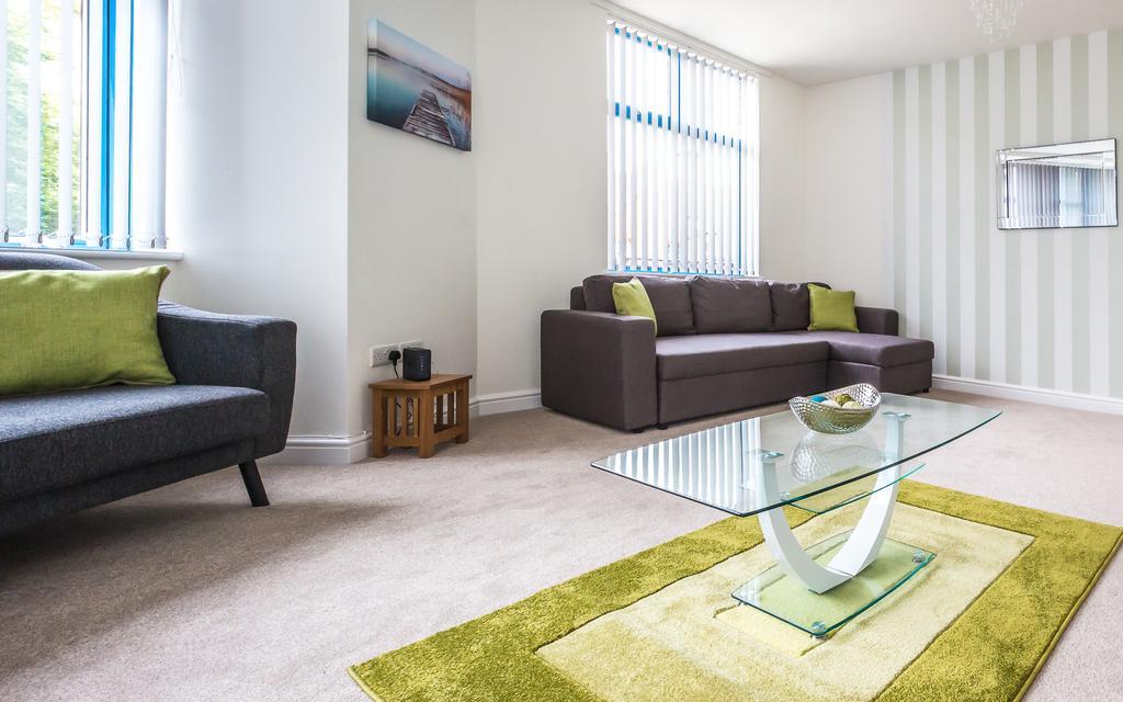 Comfortable Town Centre Apartments, Free Parking, Sleeps Up To 8 * Swindon