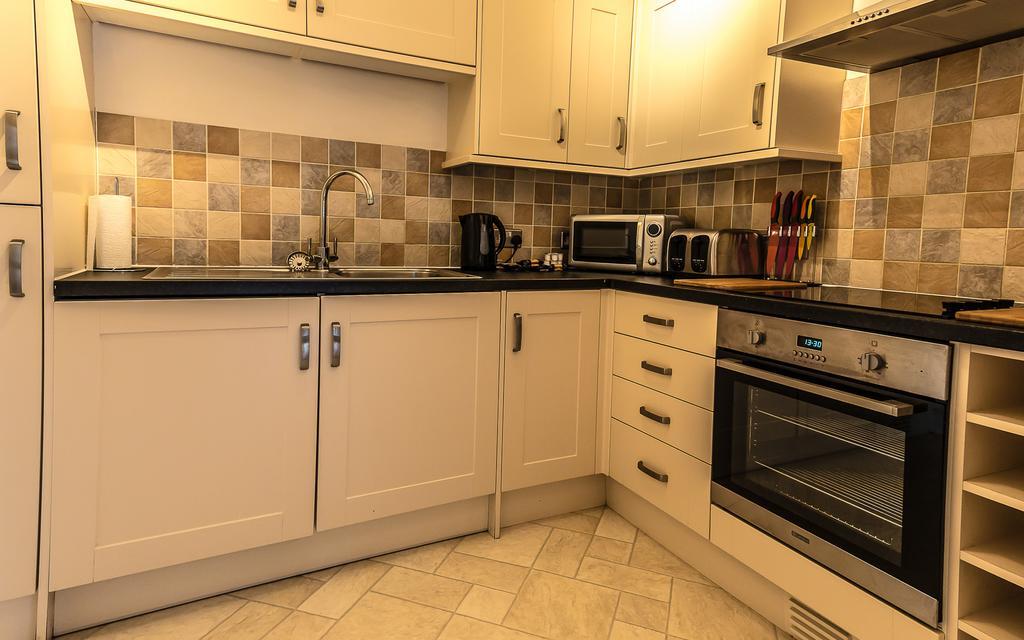Apartment Comfortable Town Centre Apartments, Free Parking, Sleeps Up To 8 Swindon