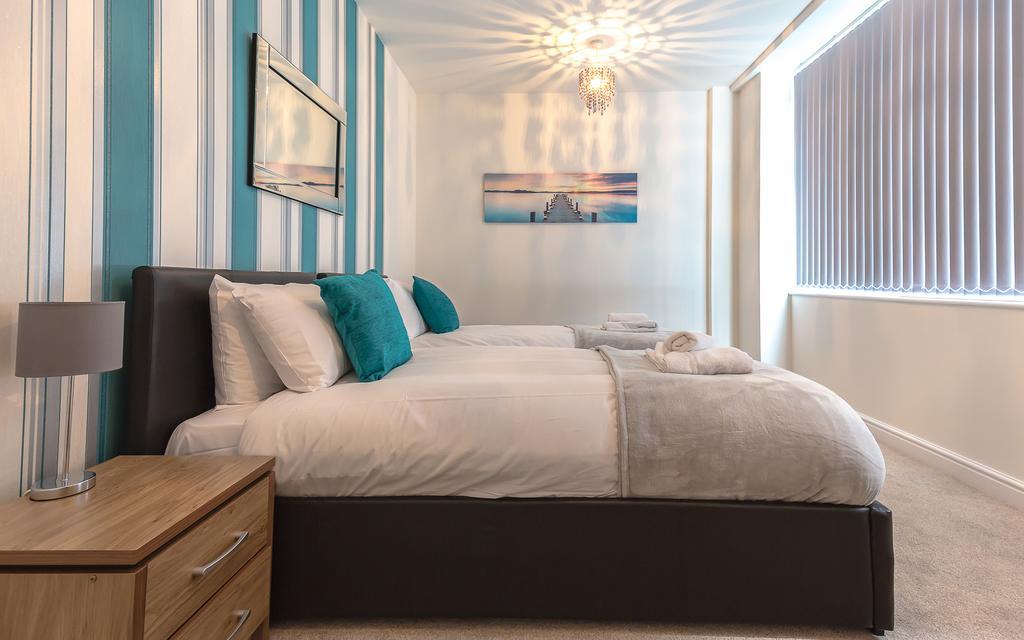 Comfortable Town Centre Apartments, Free Parking, Sleeps Up To 8 Swindon