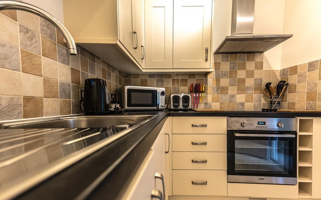 Comfortable Town Centre Apartments, Free Parking, Sleeps Up To 8 Apartment Swindon