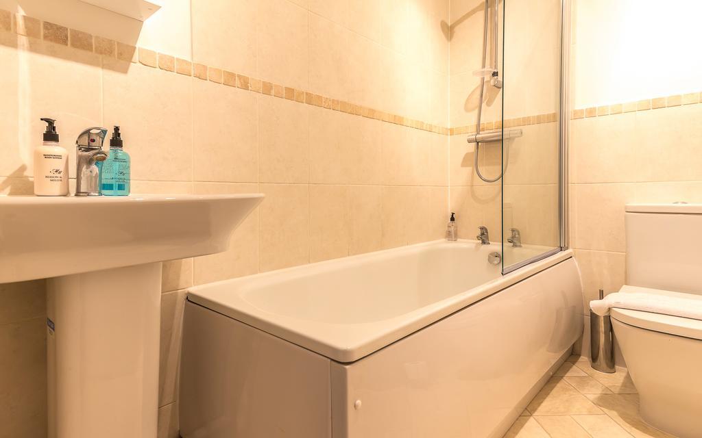 Comfortable Town Centre Apartments, Free Parking, Sleeps Up To 8