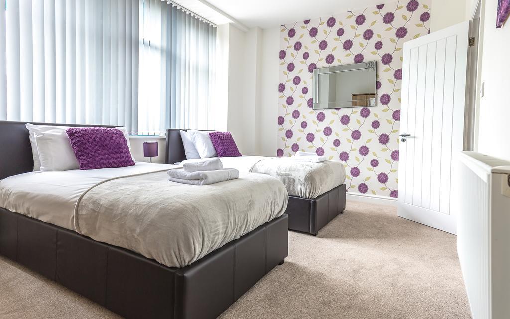 Comfortable Town Centre Apartments, Free Parking, Sleeps Up To 8 Swindon