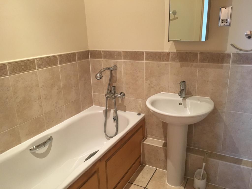 Linden Court Apartment *