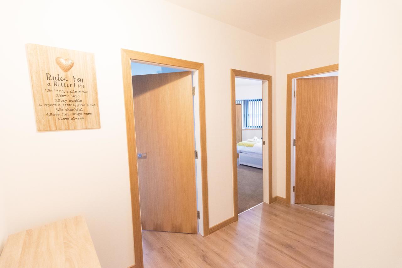 Comfortable Modern In Swindon, Free Parking Sleeps Up To 5 *