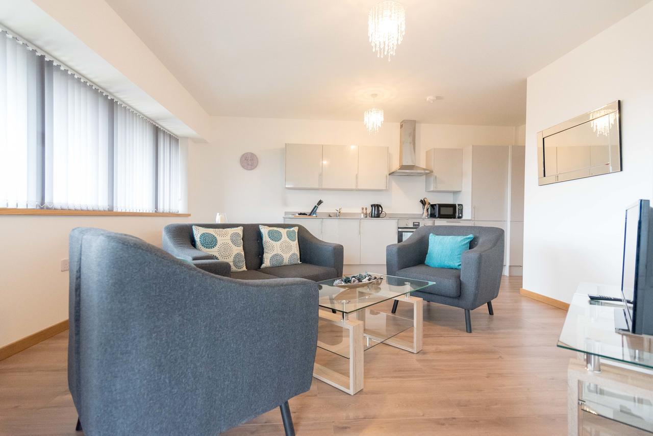 Comfortable Modern In Swindon, Free Parking Sleeps Up To 5