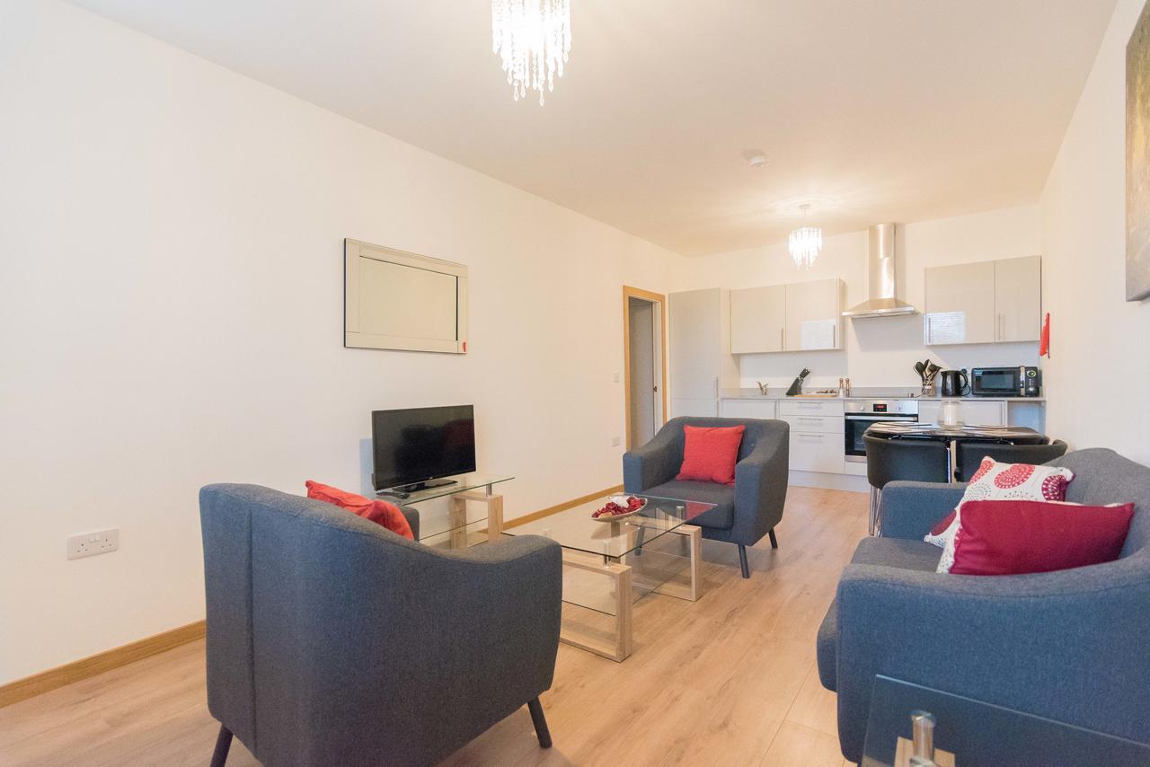 Comfortable Modern In Swindon, Free Parking Sleeps Up To 5