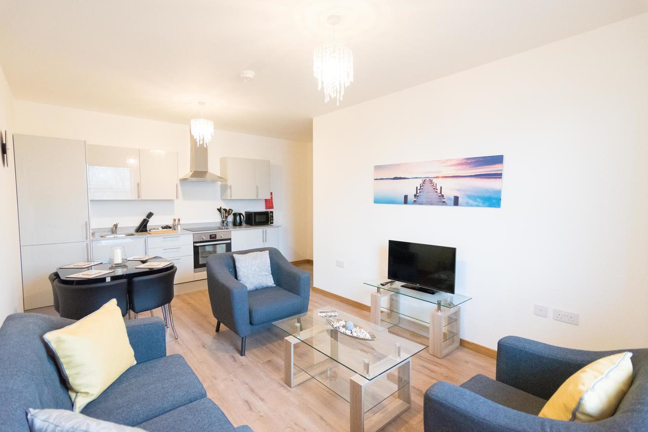 Comfortable Modern In Swindon, Free Parking Sleeps Up To 5
