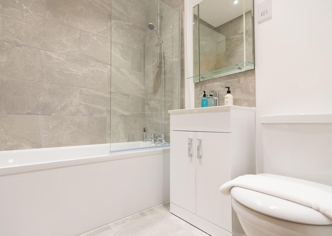 Apartment Comfortable Modern In Swindon, Free Parking Sleeps Up To 5 Swindon