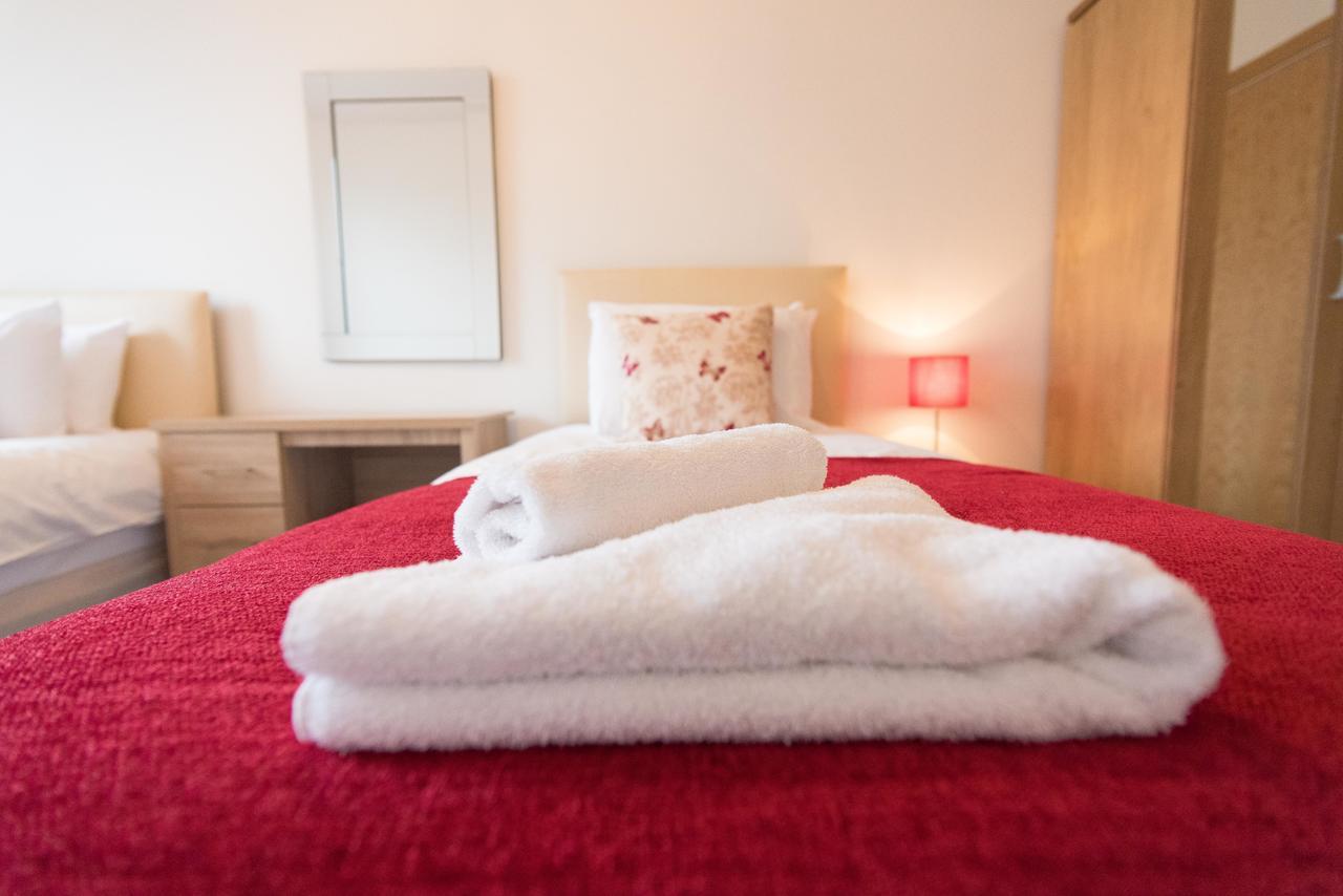 Comfortable Modern In Swindon, Free Parking Sleeps Up To 5 *