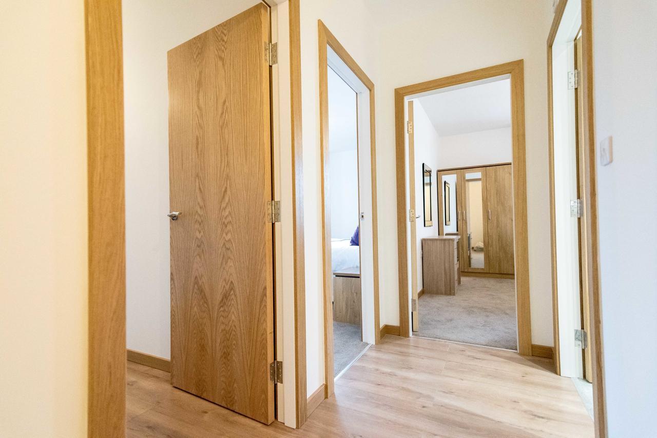 Comfortable Modern In Swindon, Free Parking Sleeps Up To 5 *