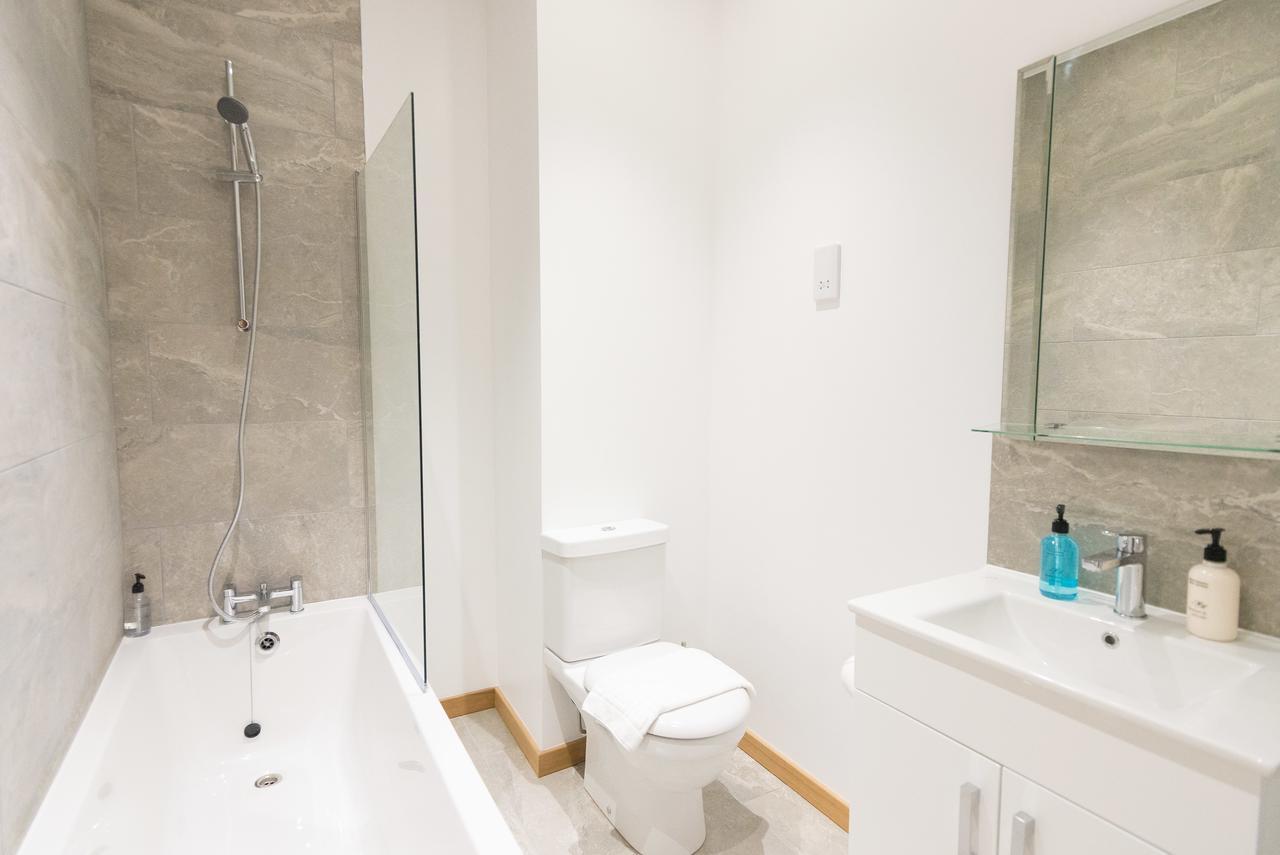 Comfortable Modern In Swindon, Free Parking Sleeps Up To 5 Apartment