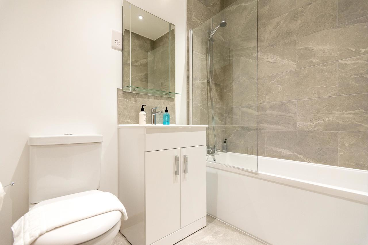 Comfortable Modern In Swindon, Free Parking Sleeps Up To 5 Swindon