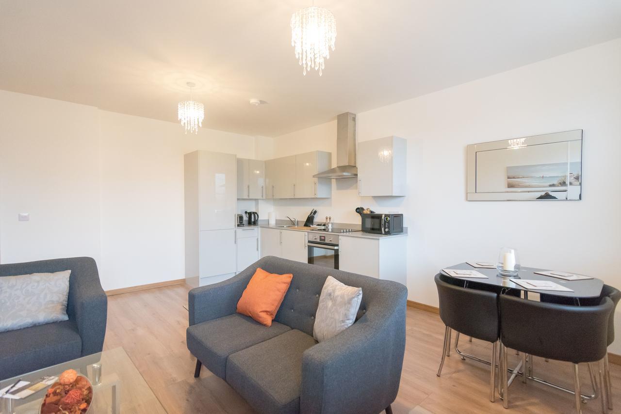 Comfortable Modern In Swindon, Free Parking Sleeps Up To 5 *