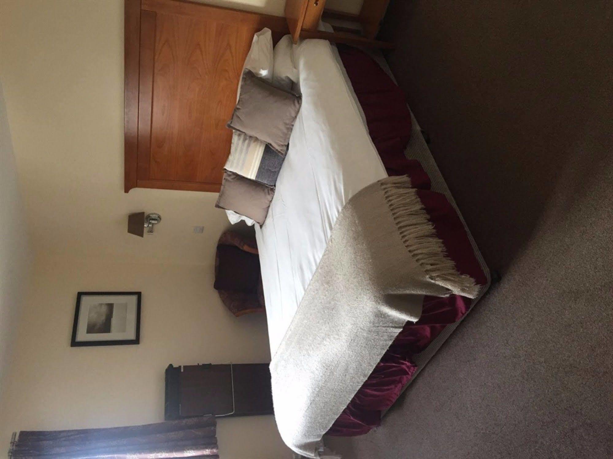 The Crown 3* Swindon