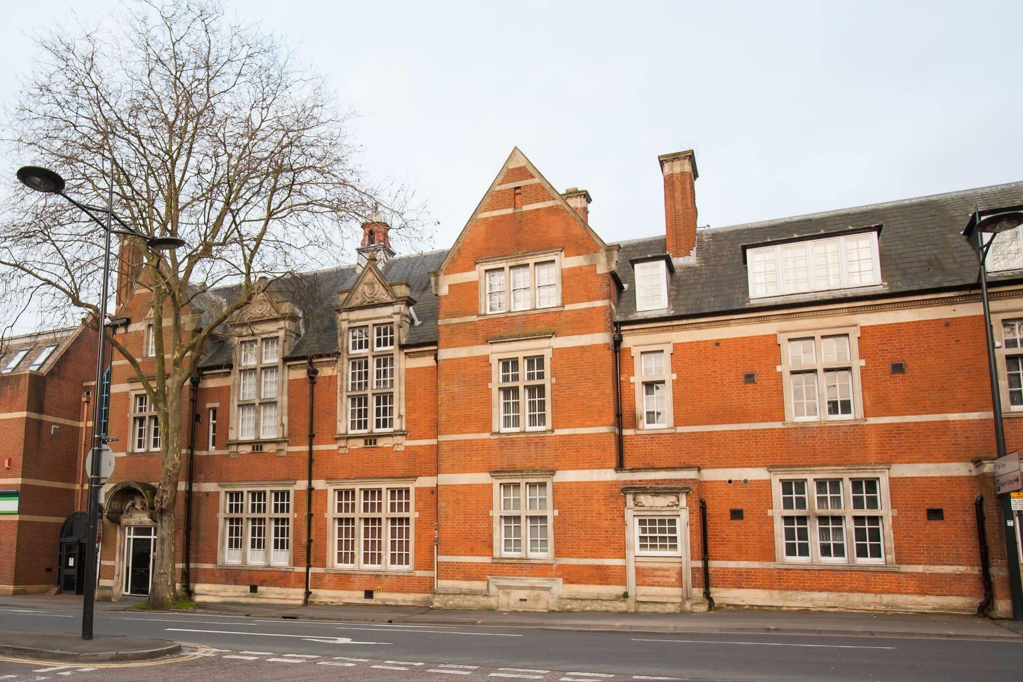 Hamilton Grace - Wessex Court Hotel Swindon