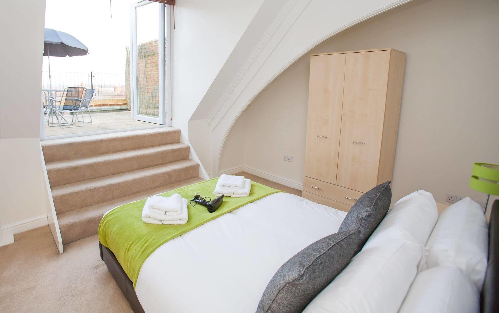 Hamilton Grace - Wessex Court 4*