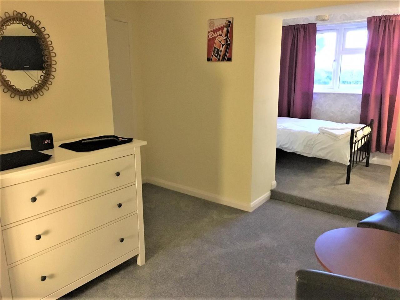 Boxwood Guest House. Bed & Breakfast Swindon
