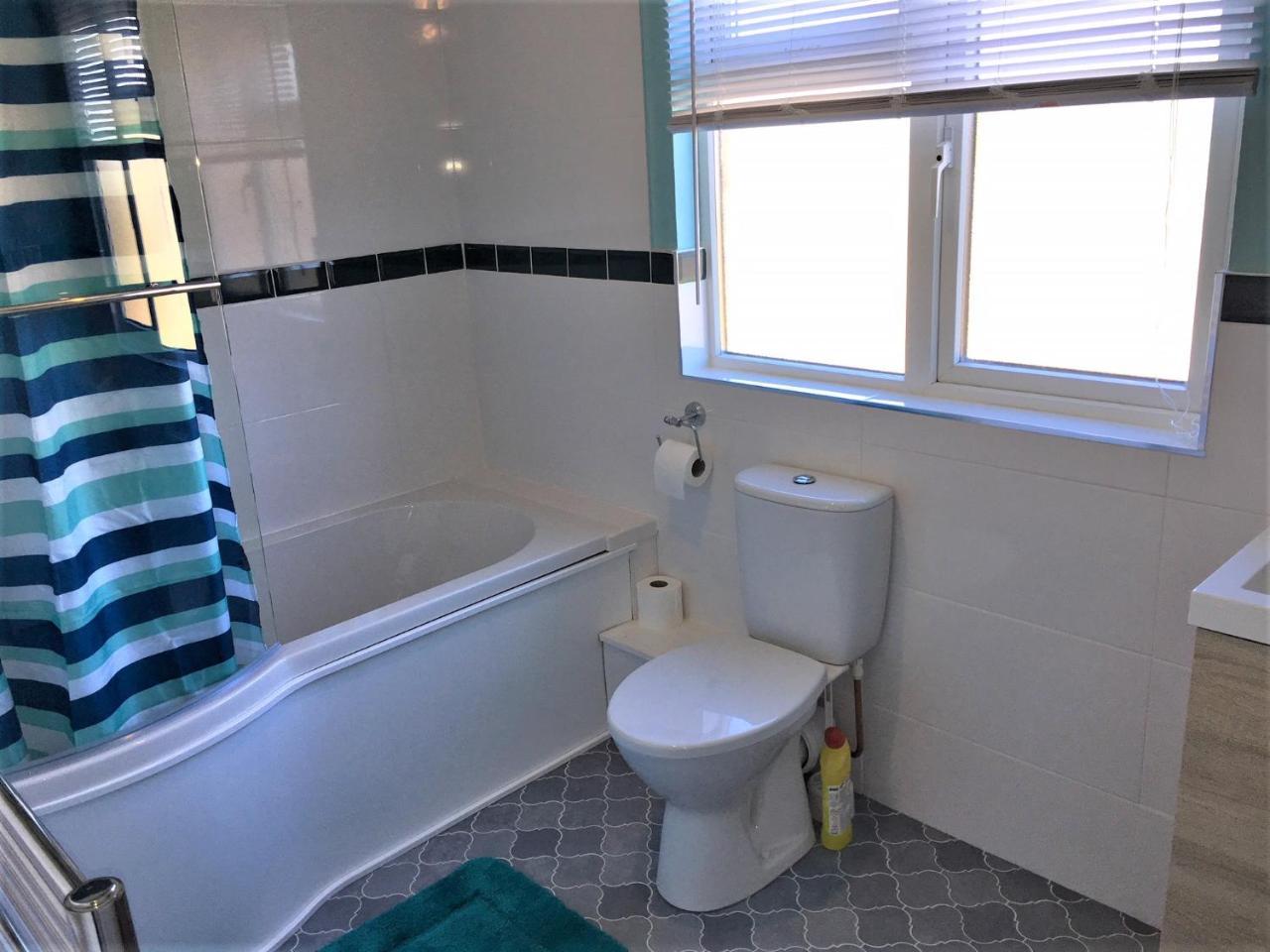 Boxwood Guest House. Bed & Breakfast Swindon