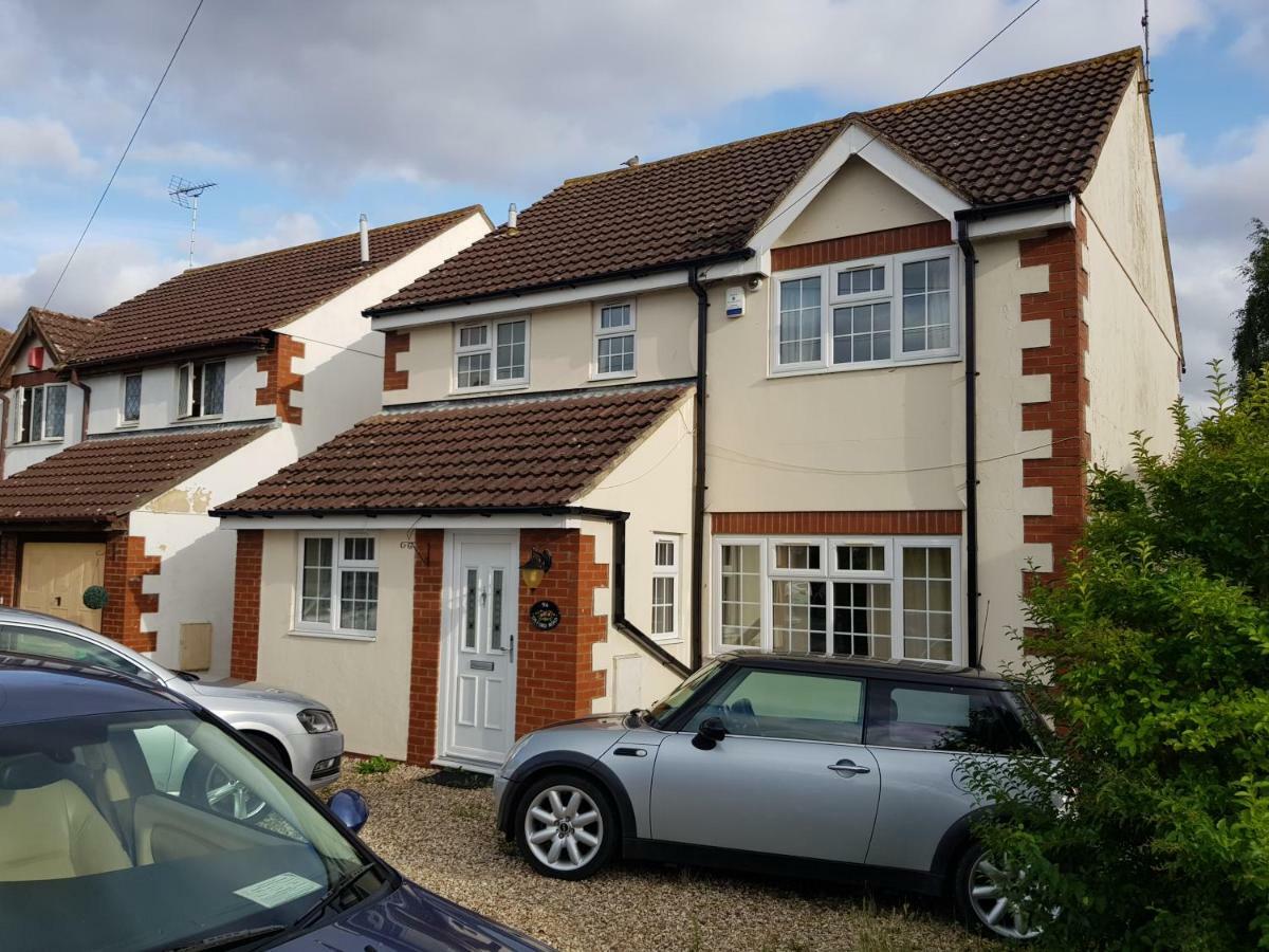 Spacious 5 Bedroom House - Sleeps Up To 10 Holiday home