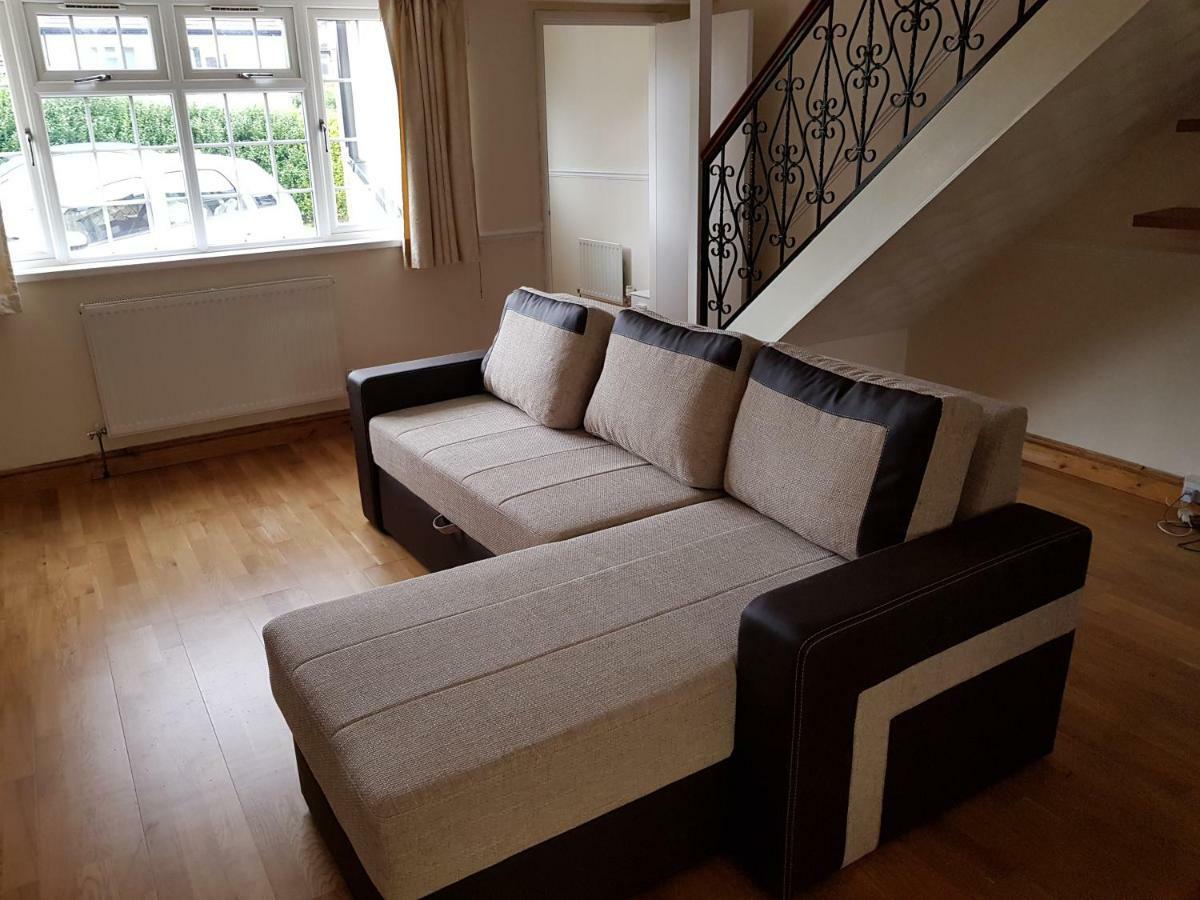 Spacious 5 Bedroom House - Sleeps Up To 10 Holiday home Swindon