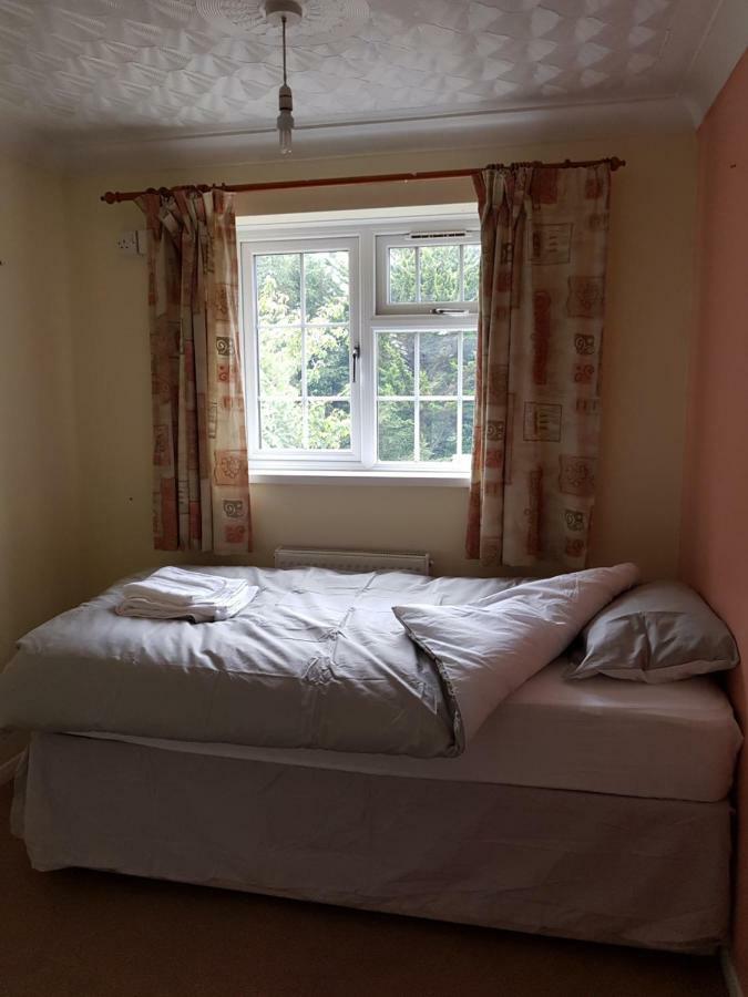 Spacious 5 Bedroom House - Sleeps Up To 10 Swindon