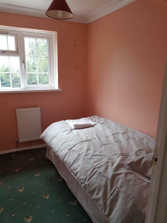 Spacious 5 Bedroom House - Sleeps Up To 10 * Swindon