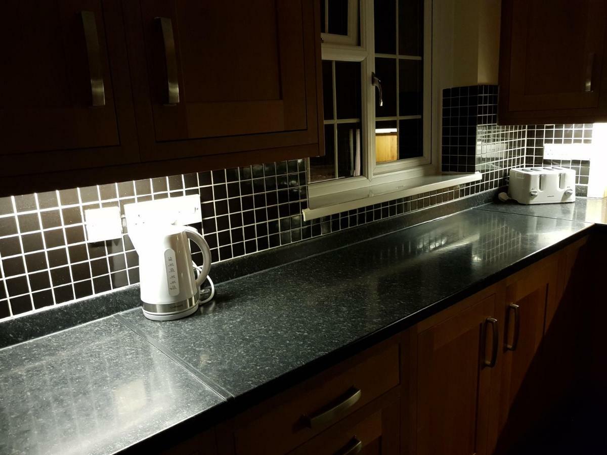Spacious 5 Bedroom House - Sleeps Up To 10 Swindon