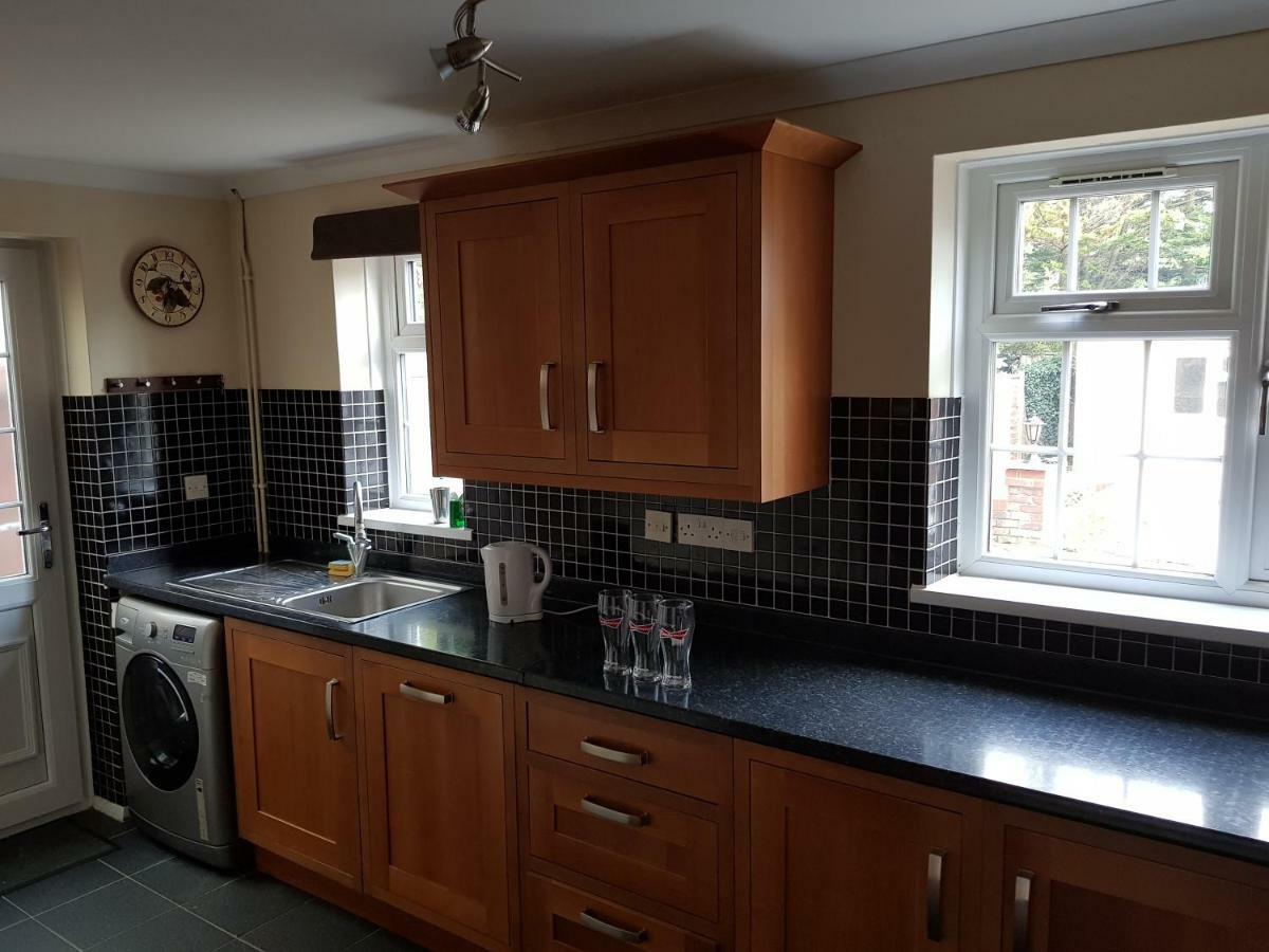 Spacious 5 Bedroom House - Sleeps Up To 10 *