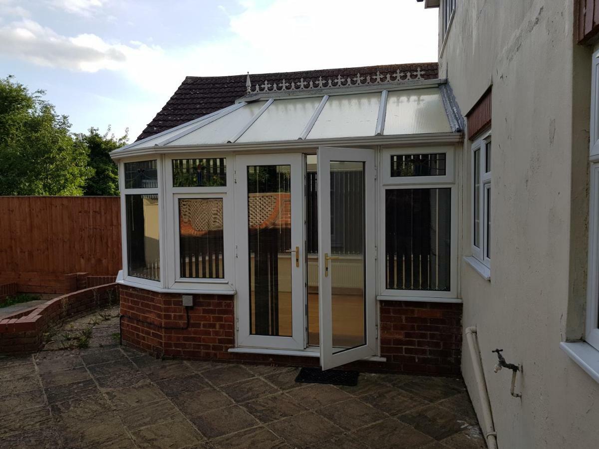 Spacious 5 Bedroom House - Sleeps Up To 10 *