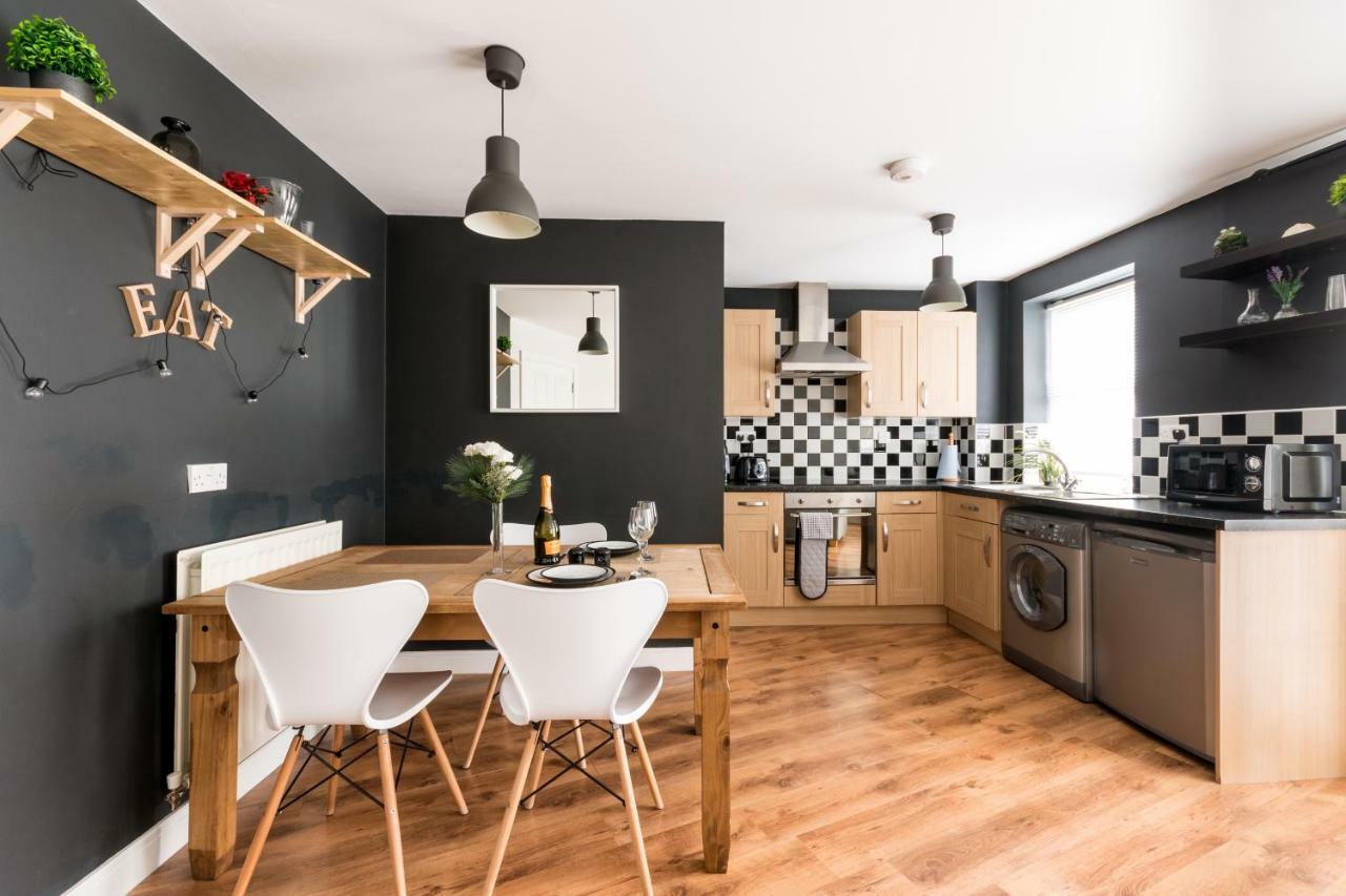 Stop Check Us Out Apartment Swindon