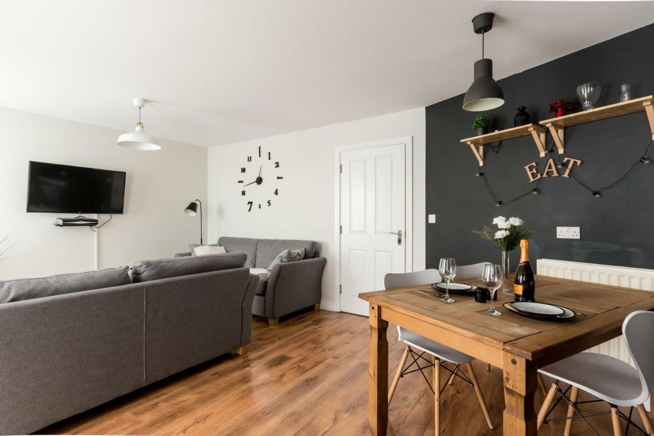 Stop Check Us Out Apartment Swindon