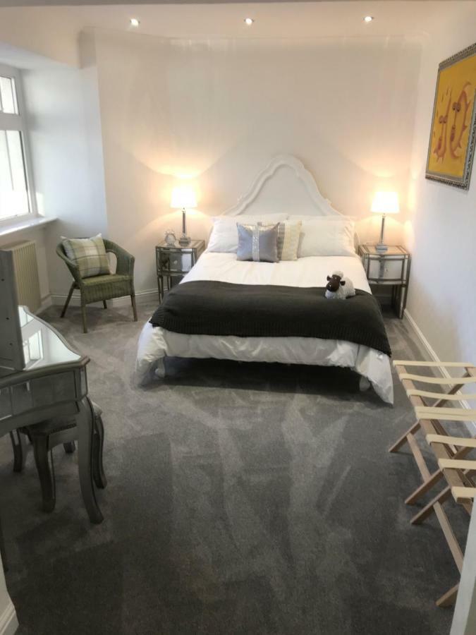 Luxury Panoramic Balcony Apartment Swindon