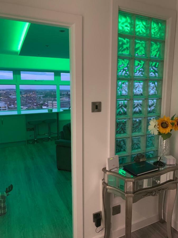 Luxury Panoramic Balcony * Swindon