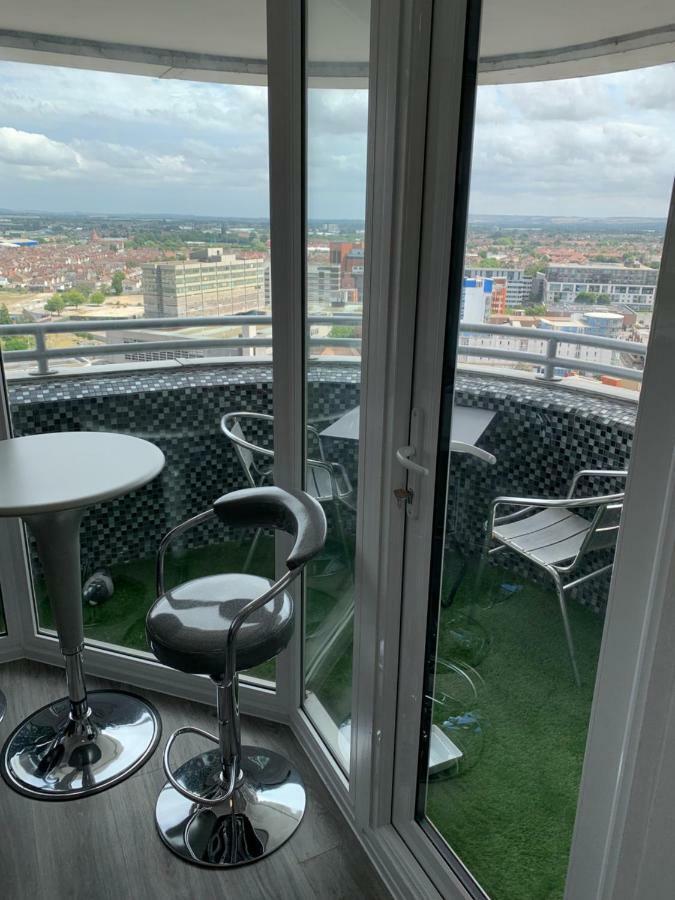 Luxury Panoramic Balcony Apartment Swindon