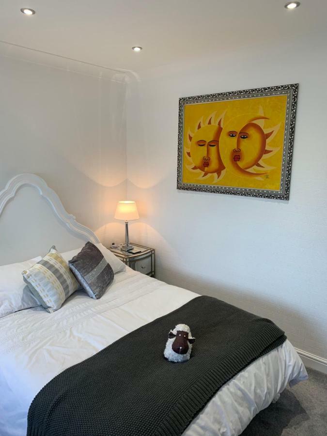 Luxury Panoramic Balcony Apartment Swindon