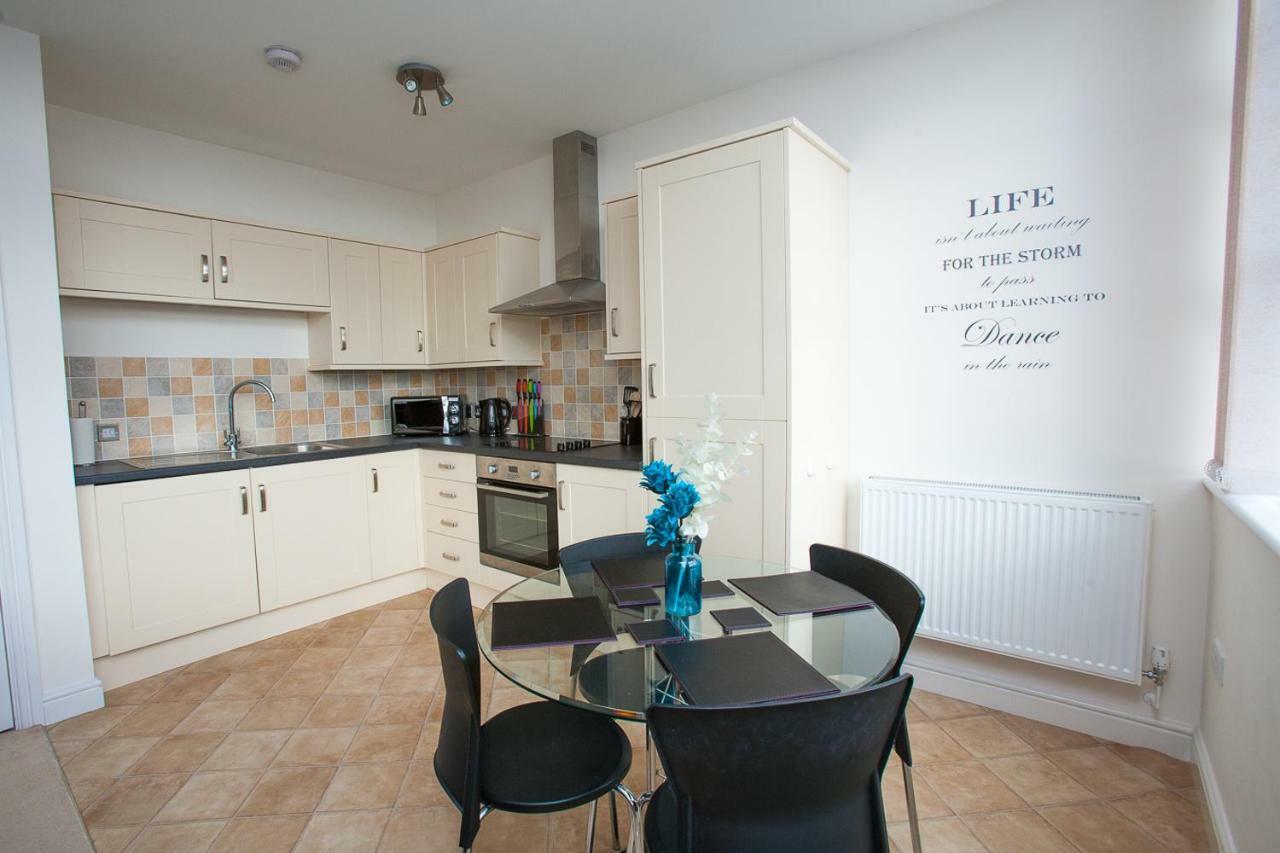 Comfortable Town Centre Apartments, Free Parking, Sleeps Up To 8 * Swindon