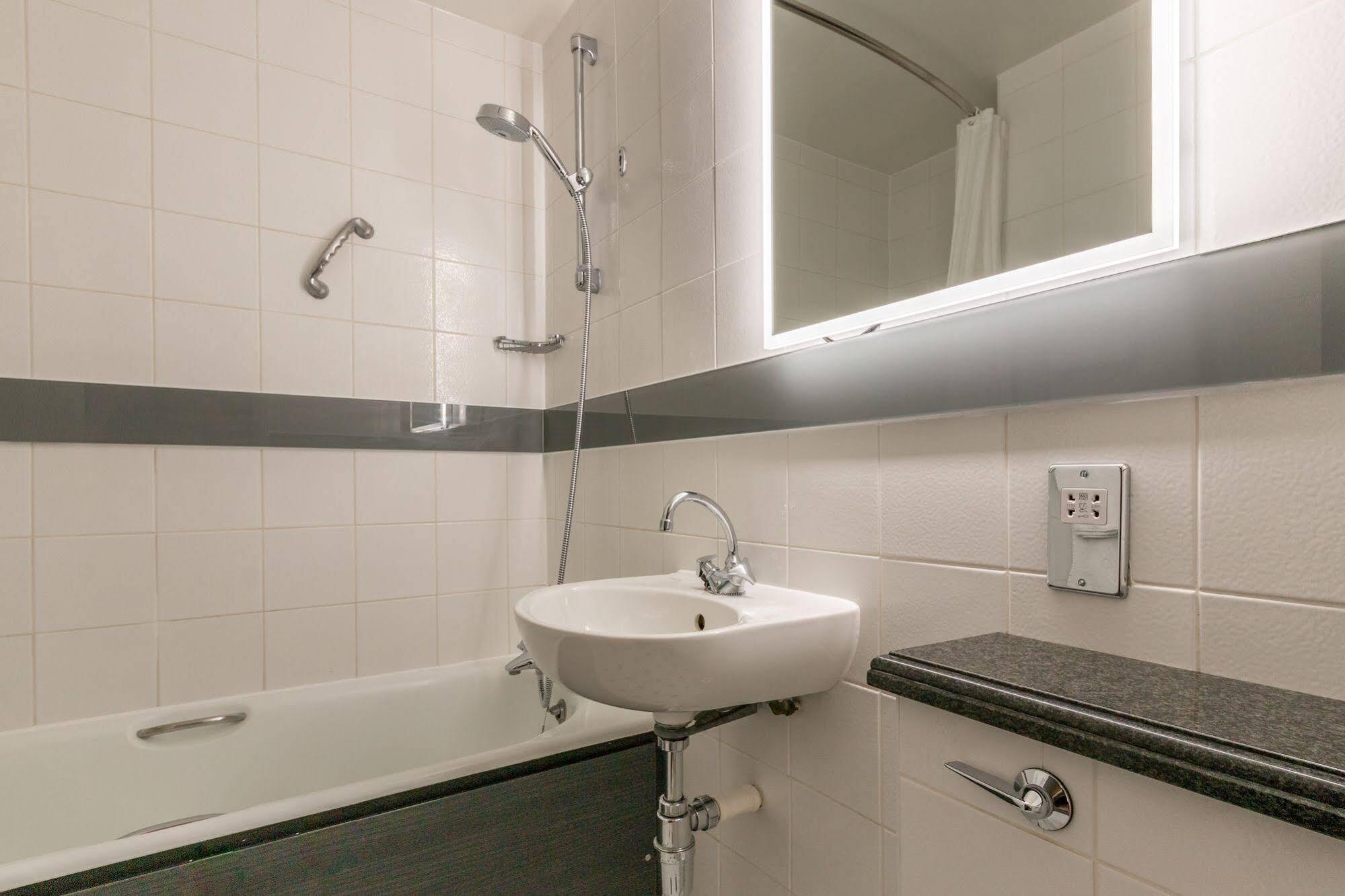 Thistle Express Hotel