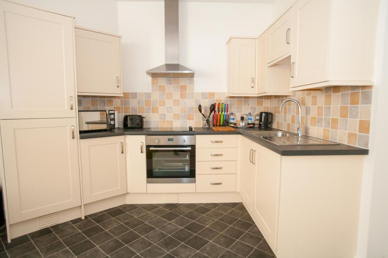 Comfortable Town Centre Apartments, Free Parking, Sleeps Up To 8 *